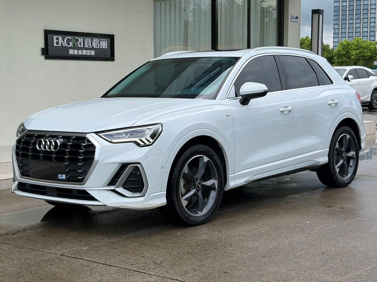 Audi Q3  — фото автомобиля
