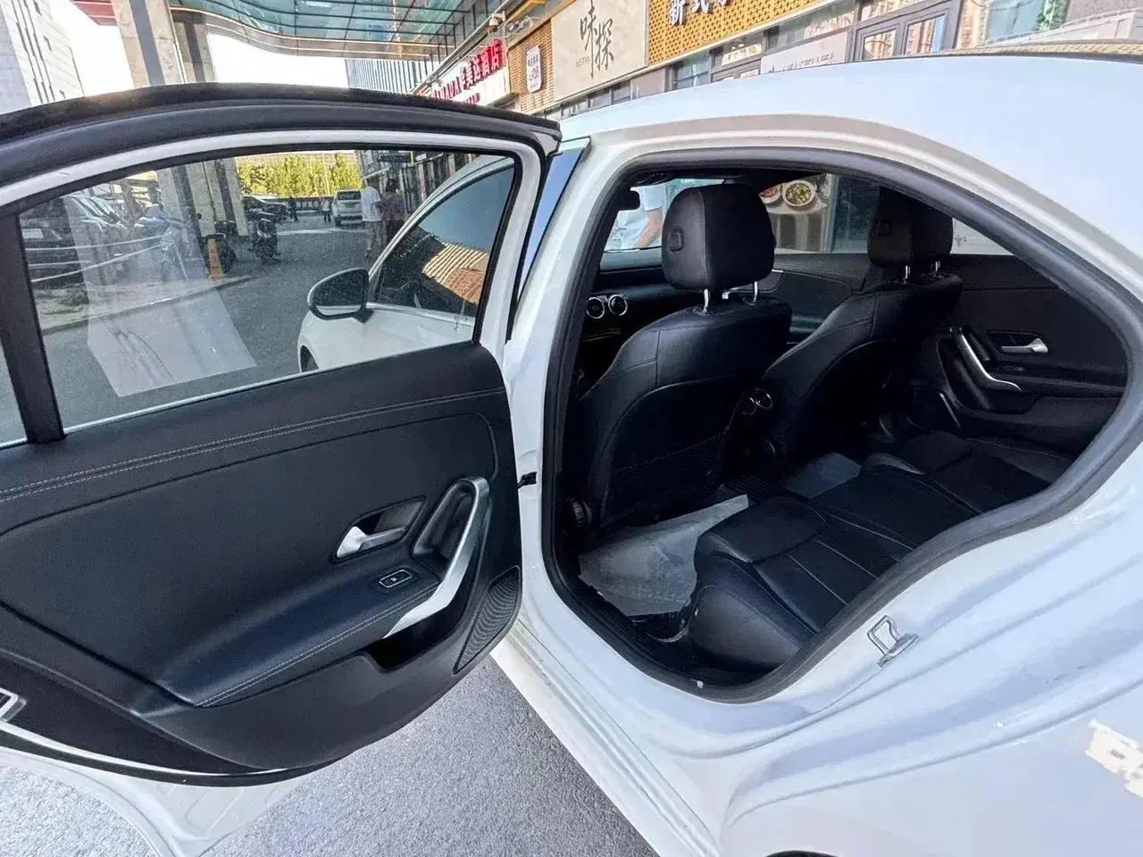 Mercedes A180L — фото автомобиля